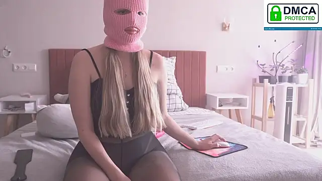 Snapshot of FluffyHat chatting on 03.03.25 FluffyHat online show from 03.03.25