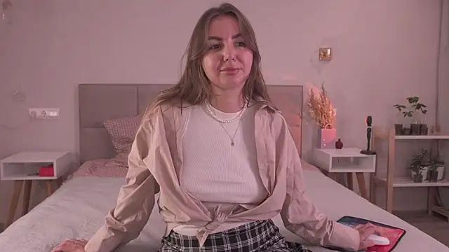 Snapshot of FluffyHat chatting on 10.04.25 FluffyHat online show from 10.04.25