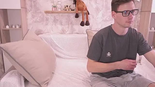 Snapshot of FluffyHat chatting on 12.14.25 FluffyHat online show from 12.14.25