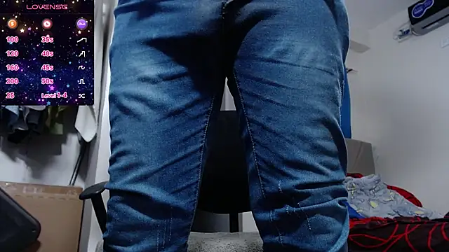 Snapshot of lewislamxxx_hot chatting on 02.21.25 lewislamxxx hot online show from 02.21.25