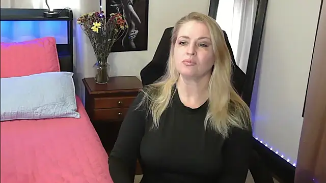 Snapshot of HollieBim chatting on 12.05.24 HollieBim online show from 12.05.24