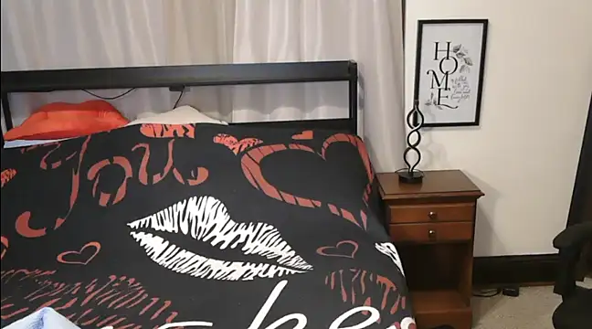 Snapshot of HollieBim chatting on 12.09.24 HollieBim online show from 12.09.24