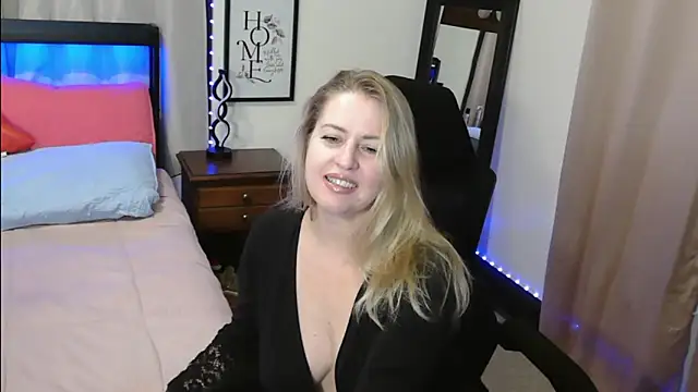 Snapshot of HollieBim chatting on 12.16.24 HollieBim online show from 12.16.24