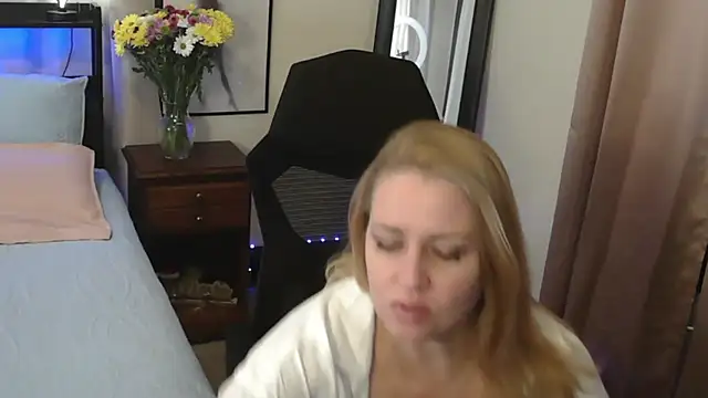 Snapshot of HollieBim chatting on 01.09.25 HollieBim online show from 01.09.25