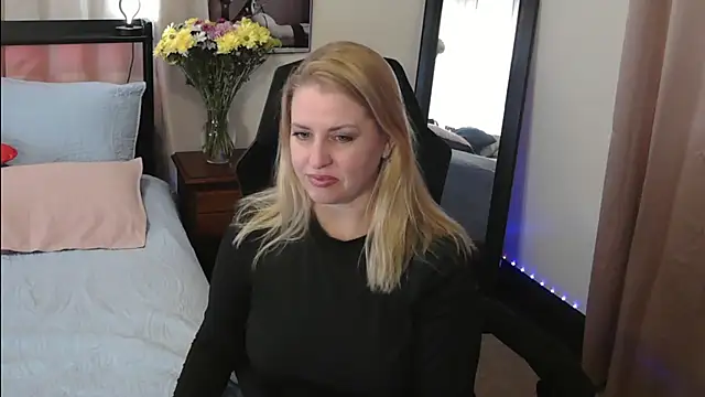 Snapshot of HollieBim chatting on 01.16.25 HollieBim online show from 01.16.25