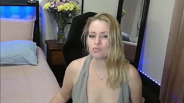 Snapshot of HollieBim chatting on 01.19.25 HollieBim online show from 01.19.25