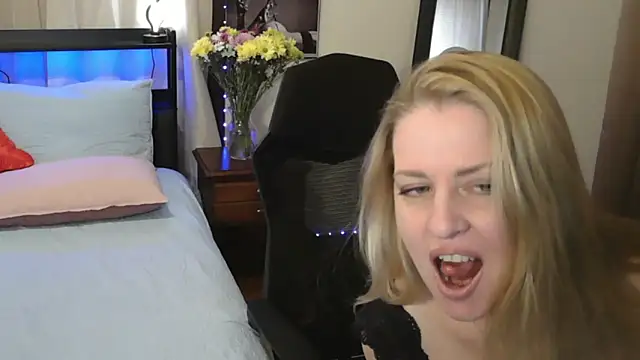 Snapshot of HollieBim chatting on 01.20.25 HollieBim online show from 01.20.25