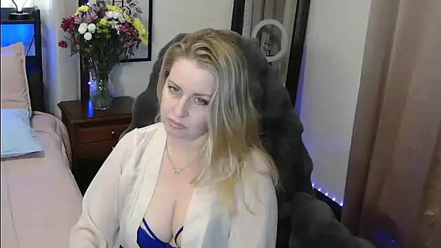 Snapshot of HollieBim chatting on 02.09.25 HollieBim online show from 02.09.25