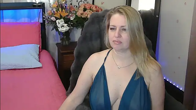 Snapshot of HollieBim chatting on 02.17.25 HollieBim online show from 02.17.25