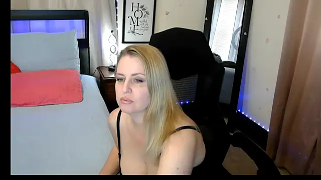 Snapshot of HollieBim chatting on 03.21.25 HollieBim online show from 03.21.25