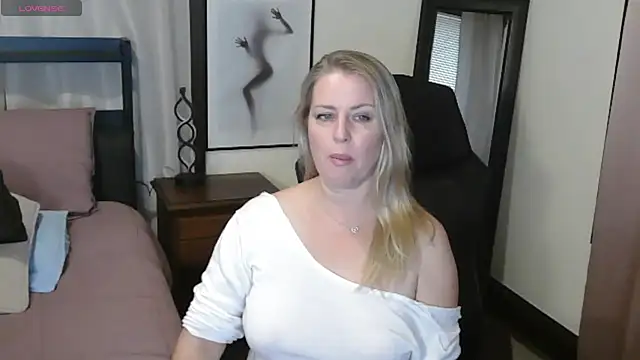 Snapshot of HollieBim chatting on 09.29.25 HollieBim online show from 09.29.25