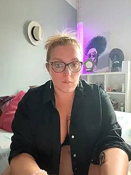 Snapshot of winniess40 chatting on 11.17.25 winniess40 online show from 11.17.25