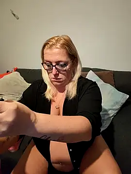 Snapshot of winniess40 chatting on 11.21.25 winniess40 online show from 11.21.25