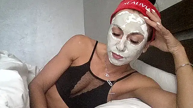 Snapshot of JulianaGold1 chatting on 10.19.25 JulianaGold1 online show from 10.19.25