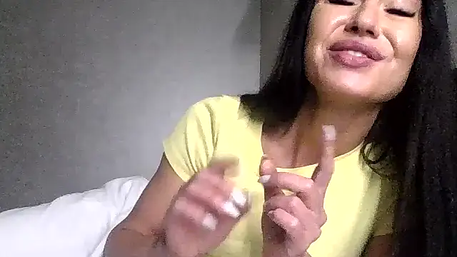 Snapshot of JulianaGold1 chatting on 10.27.25 JulianaGold1 online show from 10.27.25