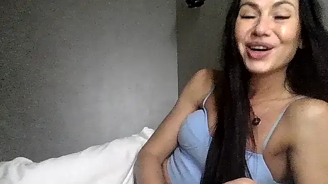 Snapshot of JulianaGold1 chatting on 11.03.25 JulianaGold1 online show from 11.03.25