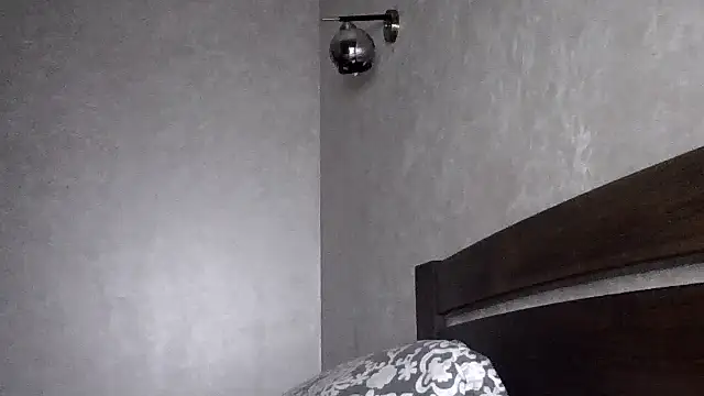 Snapshot of JulianaGold1 chatting on 11.18.25 JulianaGold1 online show from 11.18.25