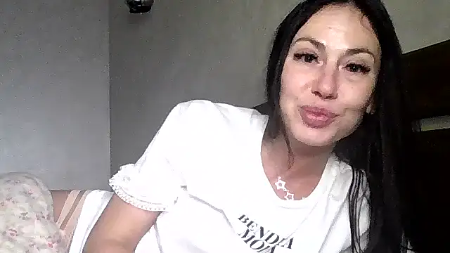 Snapshot of JulianaGold1 chatting on 11.19.25 JulianaGold1 online show from 11.19.25