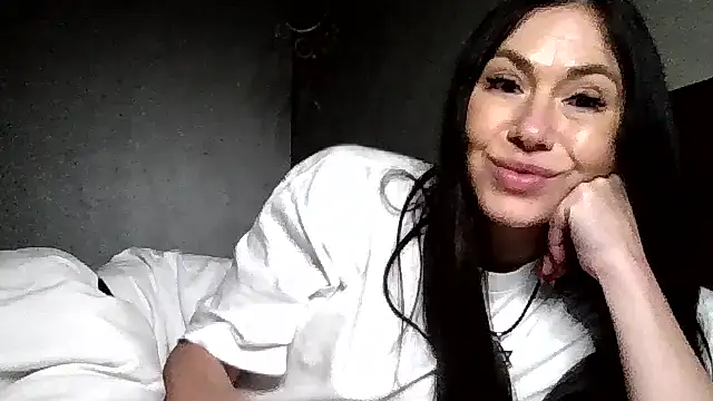 Snapshot of JulianaGold1 chatting on 12.15.25 JulianaGold1 online show from 12.15.25