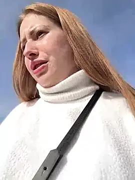 Snapshot of AlisaWhite chatting on 12.18.24 AlisaWhite online show from 12.18.24