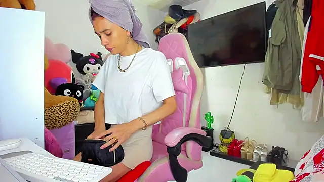 Snapshot of Lawrncesofiets chatting on 11.15.25 Lawrncesofiets online show from 11.15.25