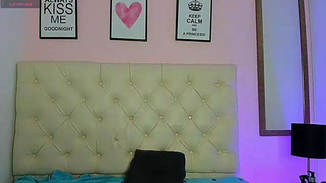 Snapshot of WhitneyWells chatting on 02.14.26 WhitneyWells online show from 02.14.26