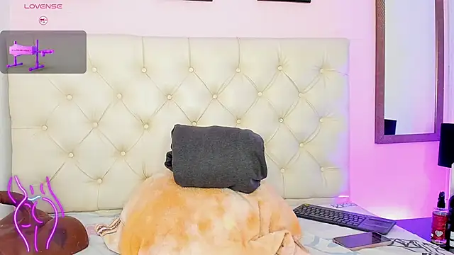 Snapshot of WhitneyWells chatting on 03.01.26 WhitneyWells online show from 03.01.26