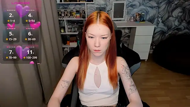 Snapshot of litl_Mia chatting on 11.12.25 litl Mia online show from 11.12.25