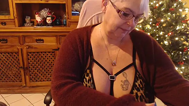 Snapshot of MISS_LINDAH chatting on 12.26.24 MISS LINDAH online show from 12.26.24