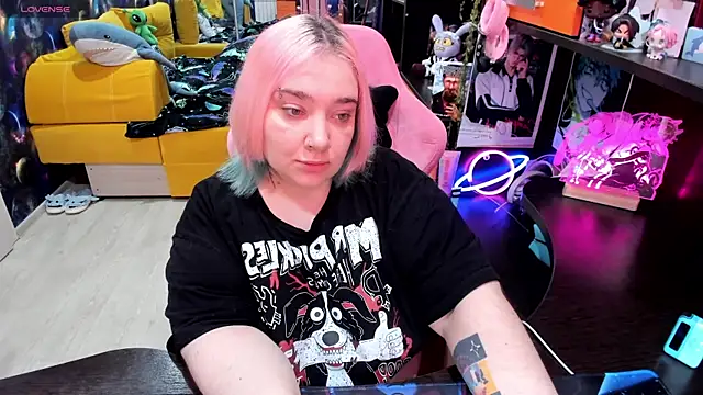 Snapshot of Softie_Sofy chatting on 04.27.26 Softie Sofy online show from 04.27.26