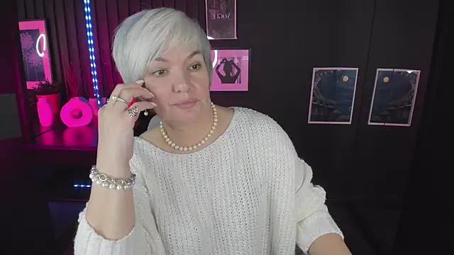 Snapshot of CarmenSoft chatting on 10.28.25 CarmenSoft online show from 10.28.25