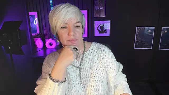 Snapshot of CarmenSoft chatting on 11.04.25 CarmenSoft online show from 11.04.25