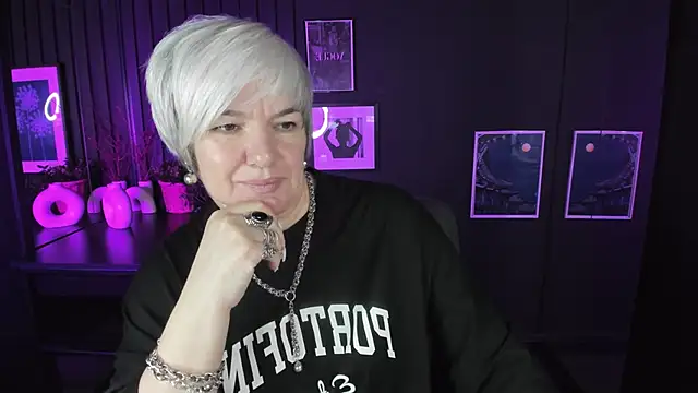 Snapshot of CarmenSoft chatting on 11.07.25 CarmenSoft online show from 11.07.25