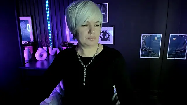 Snapshot of CarmenSoft chatting on 11.14.25 CarmenSoft online show from 11.14.25