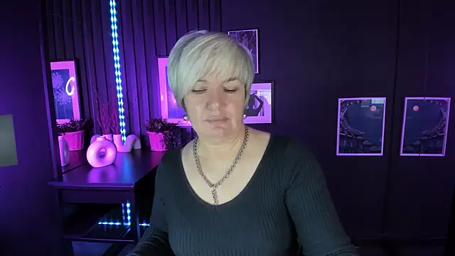 Snapshot of CarmenSoft chatting on 11.16.25 CarmenSoft online show from 11.16.25