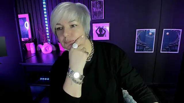 Snapshot of CarmenSoft chatting on 11.18.25 CarmenSoft online show from 11.18.25