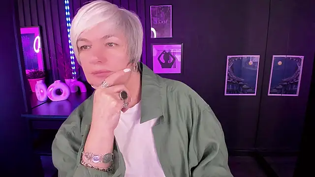 Snapshot of CarmenSoft chatting on 11.21.25 CarmenSoft online show from 11.21.25