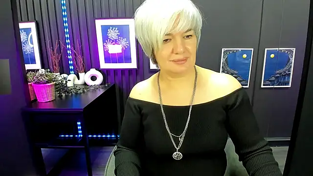 Snapshot of CarmenSoft chatting on 11.28.25 CarmenSoft online show from 11.28.25