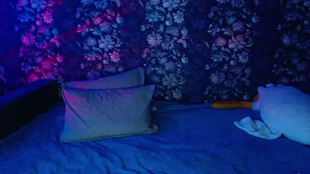 Snapshot of ViollinaLove chatting on 11.18.25 ViollinaLove online show from 11.18.25