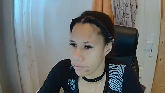 Snapshot of AaliyahHarris chatting on 11.06.25 AaliyahHarris online show from 11.06.25