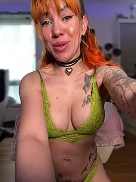 Snapshot of Pia_July_ chatting on 01.04.25 Pia July online show from 01.04.25