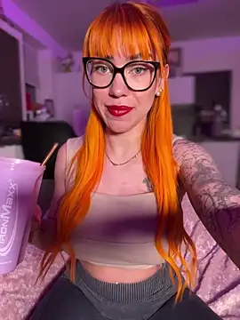 Snapshot of Pia_July_ chatting on 01.10.25 Pia July online show from 01.10.25