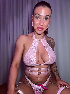 Snapshot of Pia_July_ chatting on 10.22.25 Pia July online show from 10.22.25