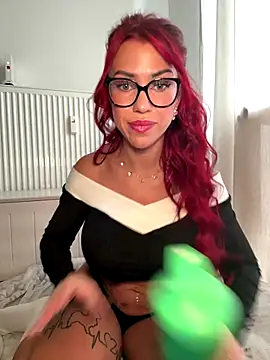 Snapshot of Pia_July_ chatting on 12.16.25 Pia July online show from 12.16.25