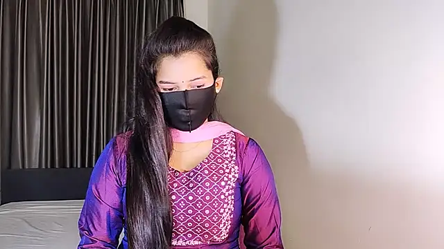 YourLovelyQueen online show from 03.06.25