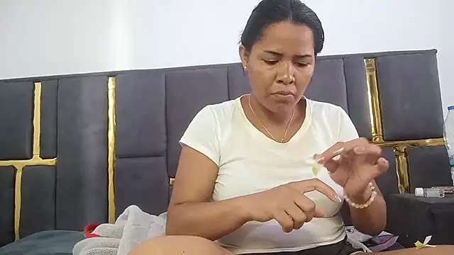 Snapshot of aleixane chatting on 11.14.25 aleixane online show from 11.14.25