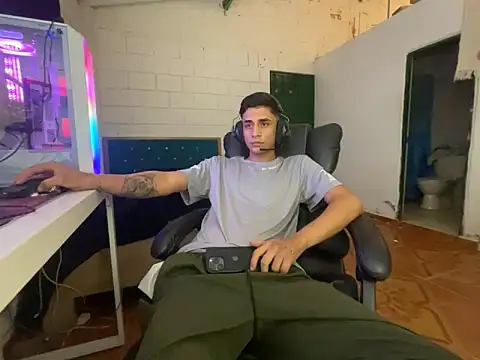 Snapshot of Max_TheHorseDick chatting on 03.18.26 Max TheHorseDick online show from 03.18.26