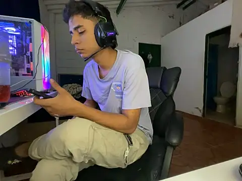 Snapshot of Max_TheHorseDick chatting on 03.25.26 Max TheHorseDick online show from 03.25.26