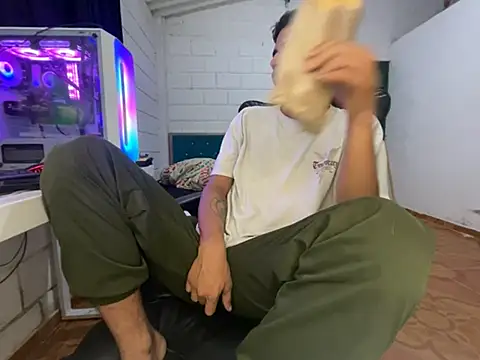 Snapshot of Max_TheHorseDick chatting on 03.27.26 Max TheHorseDick online show from 03.27.26