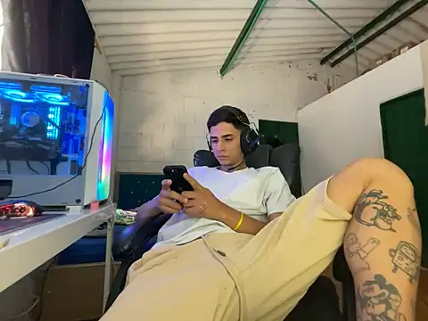 Snapshot of Max_TheHorseDick chatting on 04.02.26 Max TheHorseDick online show from 04.02.26